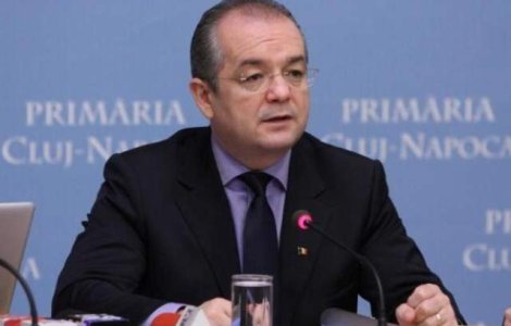 Emil Boc a participat la o bataie cu perne in centrul Clujului