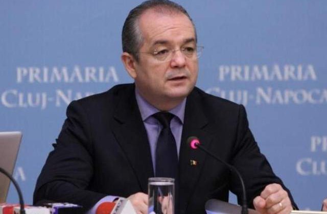 Emil Boc a participat la o bataie cu perne in centrul Clujului