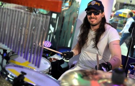 Record mondial: Un muzician a cantat la tobe 24 de ore fara pauza