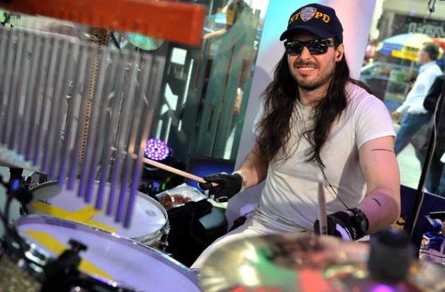 Record mondial: Un muzician a cantat la tobe 24 de ore fara pauza