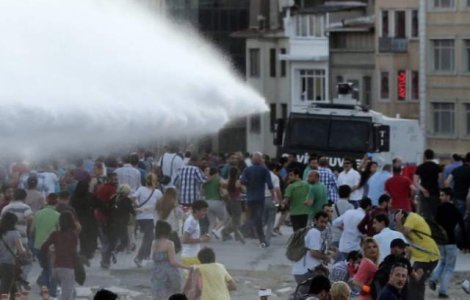 Manifestantii din Istanbul, intampinati cu tunuri de apa de politie