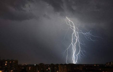 Furtuna in Arad: Un zid a cazut peste cinci garaje, iar o casa a luat foc de la un fulger