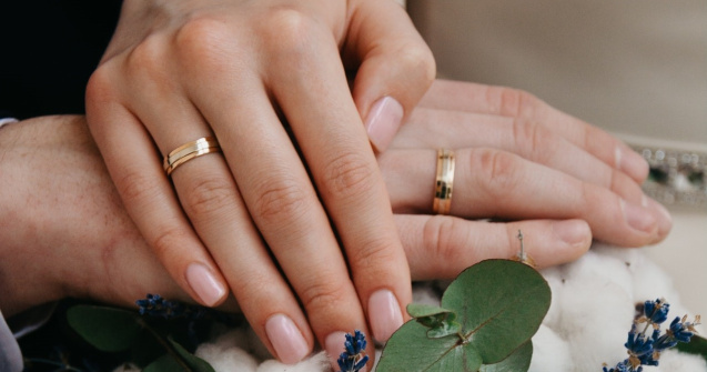  Top  De ce unele popoare poartă verigheta pe mâna stângă, iar alții pe mâna dreaptă