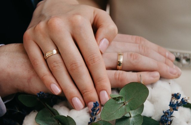 De ce oamenii din unele țări poartă verigheta pe m&acirc;na st&acirc;ngă, iar alții pe dreapta