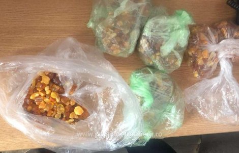 Galați: Polițiștii au găsit un kilogram de chihlimbar în bagajele unui român