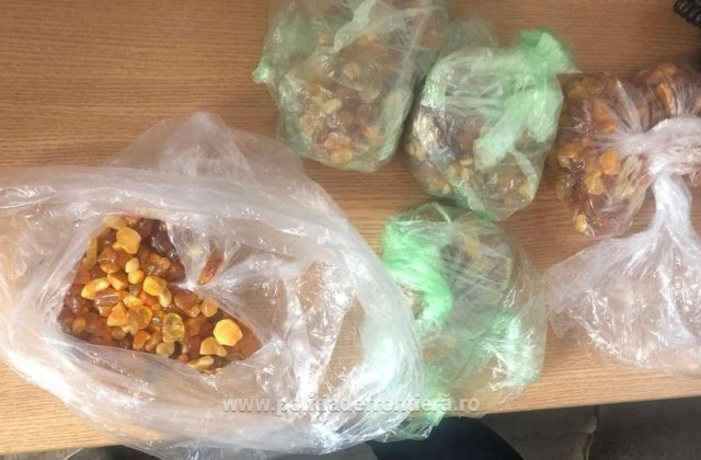 Galați: Polițiștii de frontieră au găsit un kilogram de chihlimbar în bagajele unui cetăţean român
