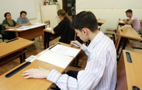 Elevii de clasa a VIII-a sustin marti evaluarea nationala la limba romana
