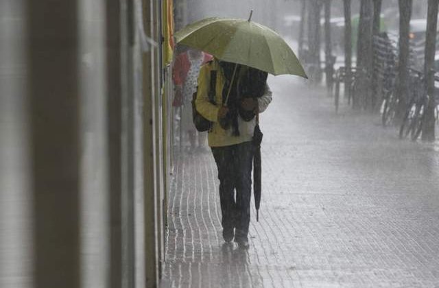 ANM: Ploi torentiale si grindina pana joi seara. Ce zone sunt afectate
