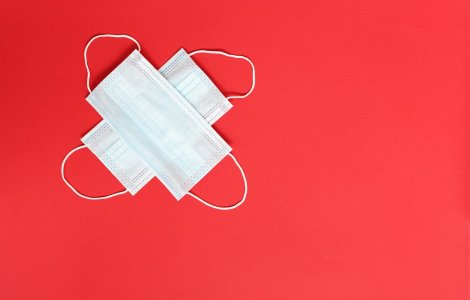 Purtarea a două măști suprapuse poate reduce riscul de infectare cu Covid-19