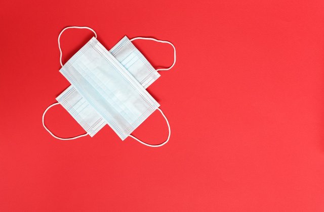 STUDIU Purtarea a două măști suprapuse poate reduce riscul de infectare cu Covid-19 cu până la 95%