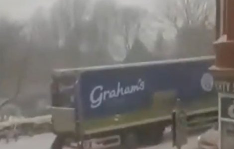 VIDEO: O femeie împinge la deal un camion înzăpezit: „Este un supererou!”