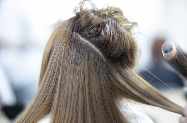 Alege vopseaua potrivită pentru părul tău! 4 nuanțe care te pot &icirc;mbătr&acirc;ni