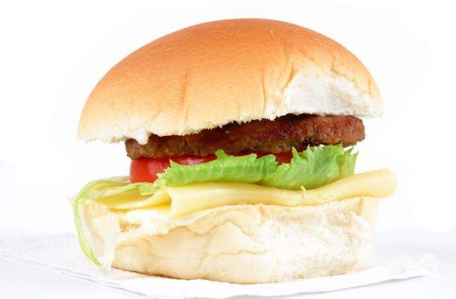 In goana dupa fonduri, Ministerul Sanatatii ar putea introduce taxa pe fast-food