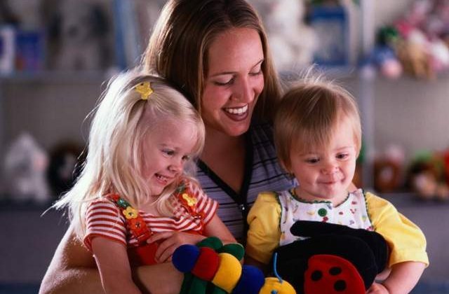 Un deputat PSD vrea sa reglementeze ocupatiile de bona si babysitter