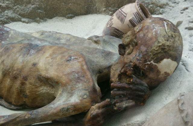 Femei mumificate si sacrificii umane, descoperite intr-un mormant regal in Peru