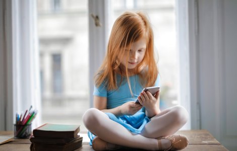 Ce trebuie să ai în vedere înainte de a-i cumpăra copilului primul smartphone