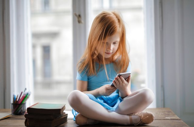 Ce trebuie să ai &icirc;n vedere &icirc;nainte de a-i cumpăra copilului primul smartphone