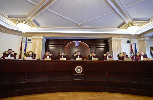 CCR: Legea care scapă evazioniştii de închisoare se află în dezbatere