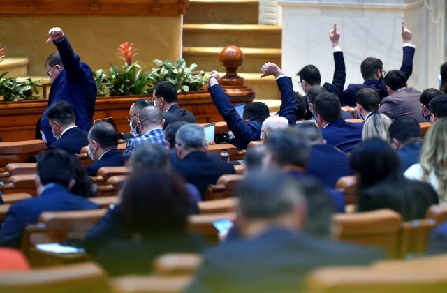 Parlamentul a adoptat eliminarea pensiilor speciale pentru parlamentari