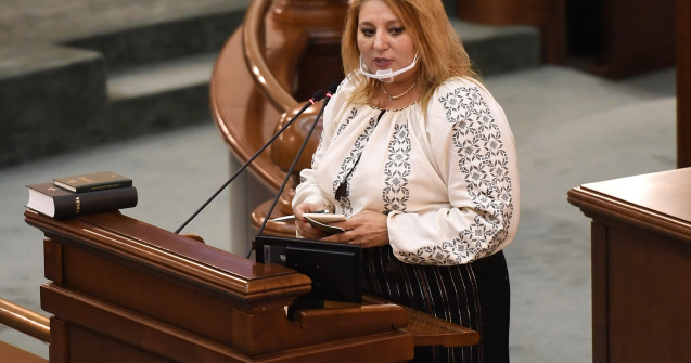 Șoșoacă se teme să nu fie otrăvită în Parlament: „Nu beau apă de acolo”