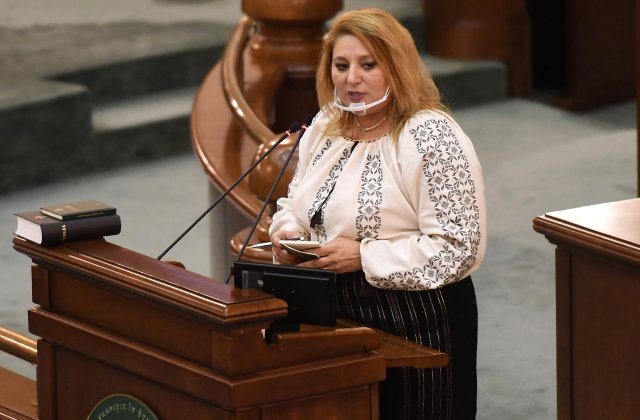 Diana Șoșoacă se teme să nu fie otrăvită în Parlament: „Mă uit sub scaun, am ajuns să nu beau apă de acolo”