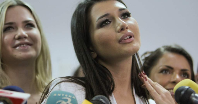 Elena Basescu se marita!