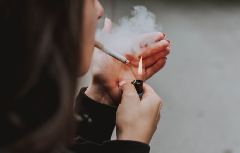 Ce spun medicii despre fumatul în cazul infectării cu SARS-CoV-2