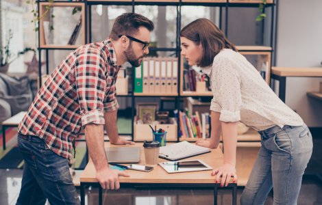  Top  3 motive pentru care bărbaților le poate fi dificil să asculte femeile