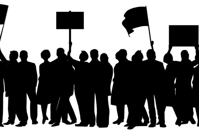 Studenții protestează la sediile PNL, USR PLUS şi Guvern pentru apărarea gratuităţii la călătoriile cu CFR