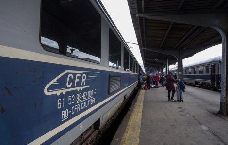 Aglomerație în plină pandemie într-un tren care circula de la munte la București