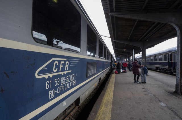 Aglomerație &icirc;n plină pandemie &icirc;ntr-un tren care circula de la Brașov la București