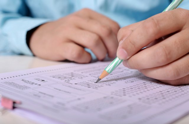 Ministerul Educației a publicat noile modele de subiecte pentru examenele claselor a VIII-a