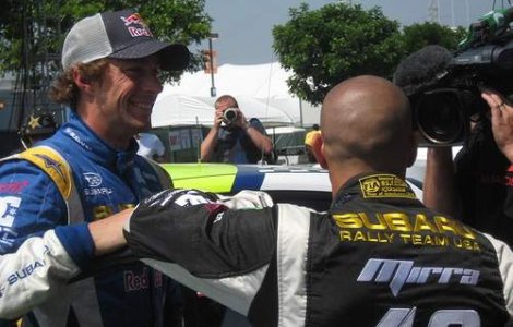  Video  A sarit 82 de metri cu masina in aer