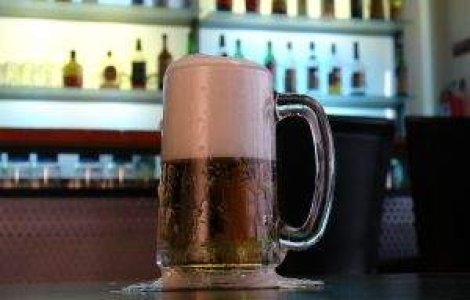 Barbatii apreciaza femeile care beau bere la prima intalnire