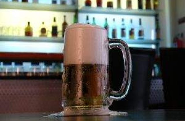 Barbatii apreciaza femeile care beau bere la prima intalnire