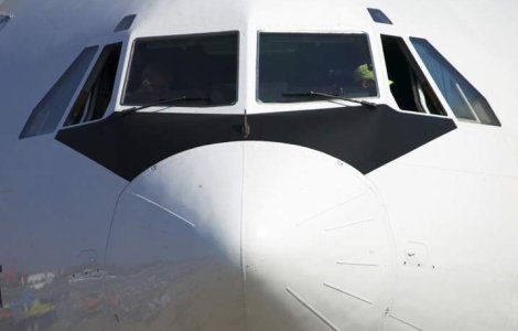 Un roman a murit intr-un avion dupa ce capsula cu cocaina pe care o inghitise s-a spart