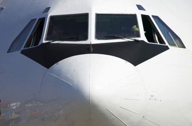 Un roman a murit intr-un avion dupa ce capsula cu cocaina pe care o inghitise s-a spart