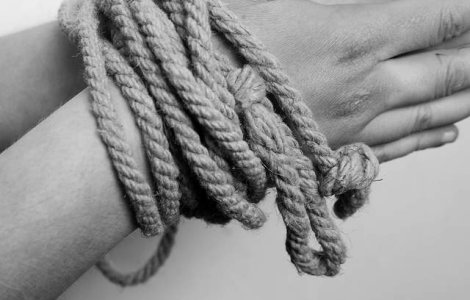 Arestat dupa ce si-a violat trei ani fiicele