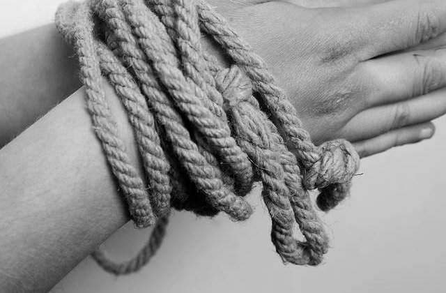 Monstrii nostri: Arestat dupa ce si-a violat trei ani fiicele, una avand un copil cu el