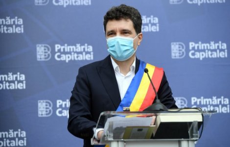 Nicușor Dan le-a donat unor elevi o minge cu autograful lui Stefan Savic de la Atletico Madrid