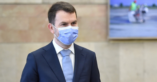 Ministrul Transporturilor: Mă înjur singur când stau în trafic pe Valea Prahovei