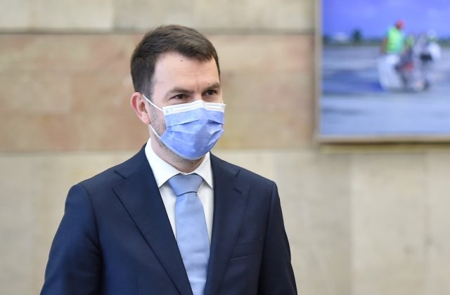 Ministrul Transporturilor: Mă înjur singur când stau în trafic pe Valea Prahovei