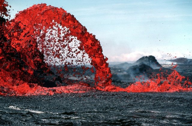 Italia: Vulcanul Etna continuă să expulzeze în aer lavă și cenușă