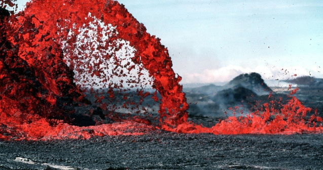 Italia: Vulcanul Etna continuă să expulzeze în aer lavă și cenușă