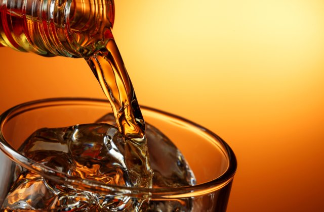 Sticlă de whiskey veche de 95 de ani, vândută cu peste un milion de euro la o licitație