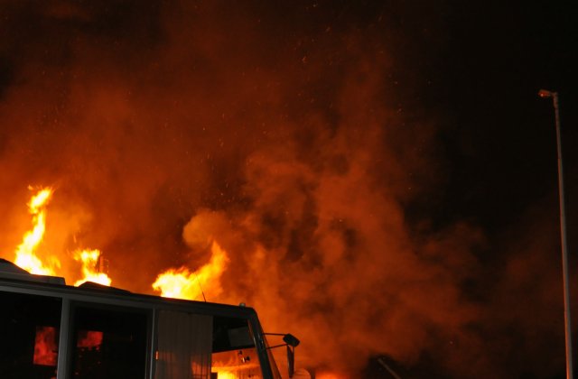 Bistrița-Năsăud: Incendiu la un depozit cu materiale electrice