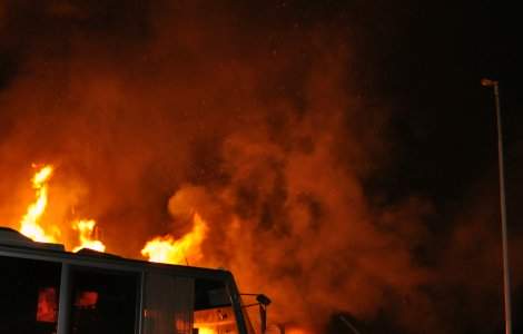 Bistrița-Năsăud: Incendiu la un depozit cu materiale electrice
