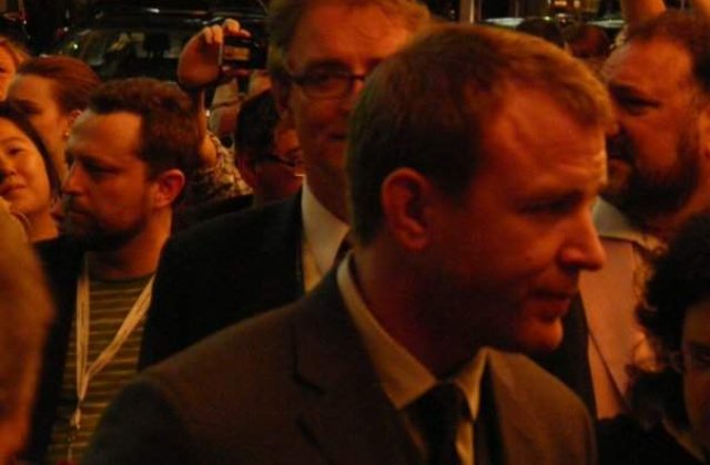 Guy Ritchie infiinteaza o casa de discuri, pentru a ajuta o trupa de folk