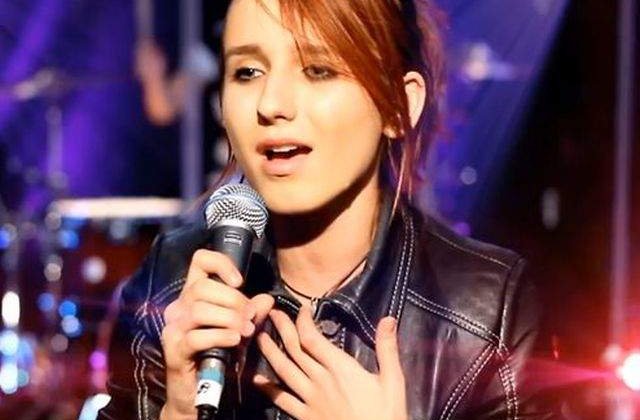 Solista formatiei Blaxy Girls, virgina la 22 de ani. Model demn de promovat?