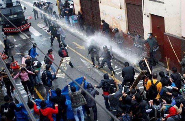 Proteste violente in Peru: Politia foloseste tunuri cu apa impotriva studentilor